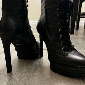 New Gianni bindi boots. Sz 8.5